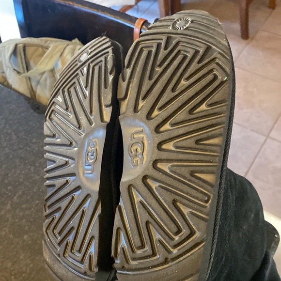 Size 2 Black UGG boots with zipper back in very good condition - Picture 6 of 6